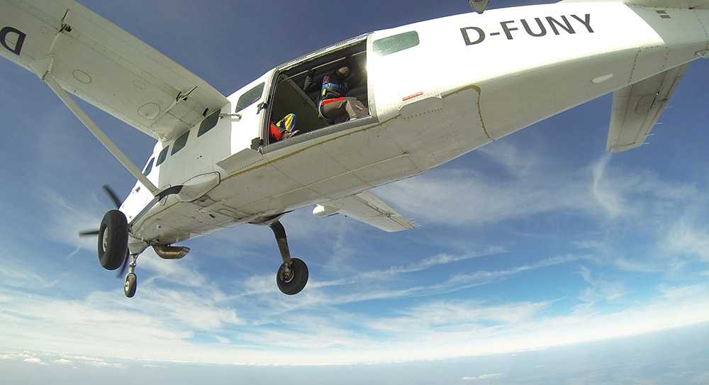 Der Freifall geht los - Cessna C08 beim Absetzen